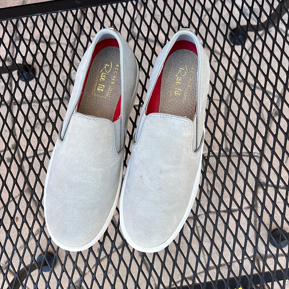 New-Never worn Skechers Rise Up Platform slip ons